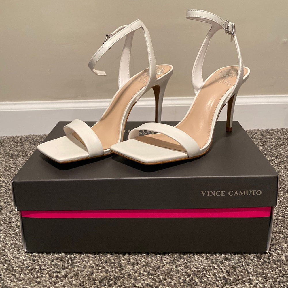 Vince Camuto size 8 Saprenda heels in white never worn